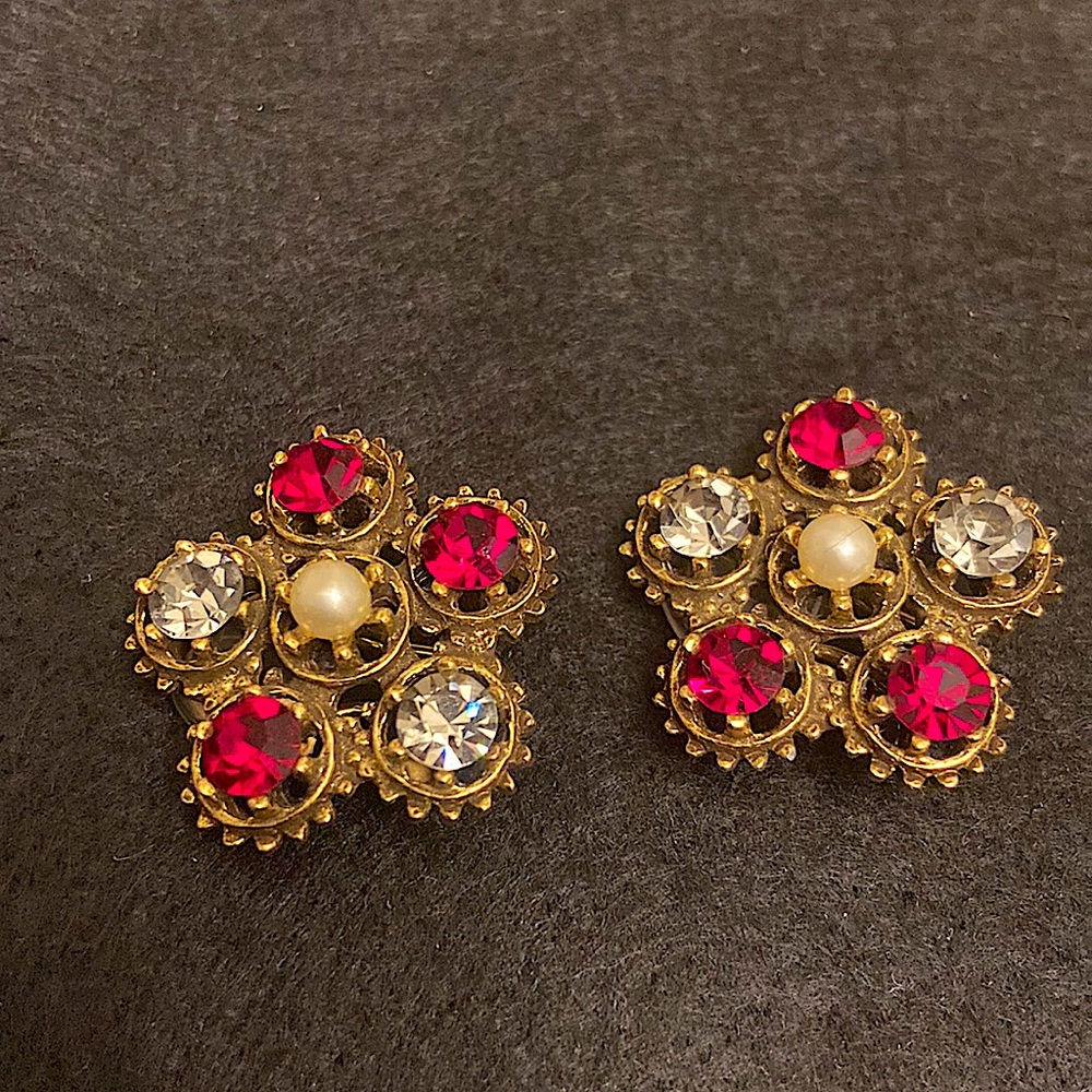 Vintage Round Button Flower Shape Clip On Gold Intricate Earrings - Picture 4 of 4